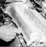 5. Осторожно установите крышку головки цилиндров на место, при этом смещение