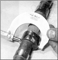 3. Микрометром измерьте размер каждого из кулачков распредвалов и сравните результаты