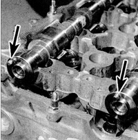 5. Установите распредвалы на свои места в головке цилиндров так, чтобы кулачки