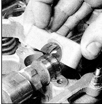 7. Установите крышки опорных шеек в прежнем порядке, ориентируясь по нанесенным