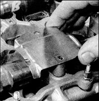 8. Установите маслоотражательную пластину на 2-ю крышку распредвала выпускных