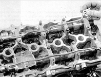 9. Затем установите трубки подвода масла, укрепив их на болтах крышек опорных