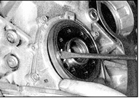 7. С помощью большой отвертки с плоским лезвием подденьте сальник за внутреннюю