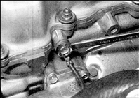 28. Руководствуясь описанием (см. подраздел 7.7.4), отсоедините все разъемы проводки