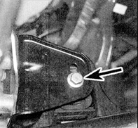 34. Краской или маркером нанесите метки расположения стяжного болта (указан стрелкой)