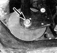 35. Ослабьте затяжку и отверните гайку стяжного болта (указан стрелкой), достаньте