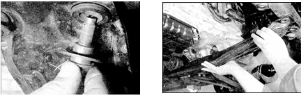36. Отверните четыре болта крепления центрального лонжерона, снимите лонжерон,