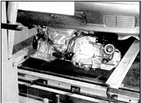 41. Если имеется невысокая тележка, то подкатите ее под двигатель, что облегчит