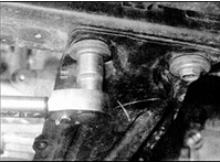 11. Убедитесь, что все резиновые подушки установлены на свои места. На заднюю