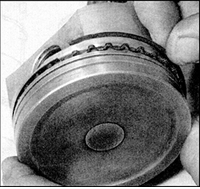 9. Затем между расширителем и площадками канавки поршня установите по порядку