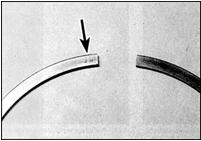 12. Аналогично установите верхнее компрессионное кольцо, предварительно правильно