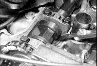 5. Измерьте щупами зазор между кулачком распредвала и толкателем в следующих