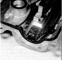 4. Нанесите капли герметика на прокладку примерно в 1 см по обе стороны от краев