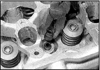 4. Сожмите пружину первого клапана с помощью приспособления и снимите сухари.