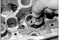 1. Установите опорную шайбу пружины, окуните маслосъемный колпачок в свежее масло