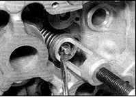 5. Сожмите приспособлением пружины и вставьте сухари в канавку на стержне клапана.