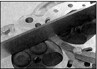 2. Проверьте деформацию разъемной плоскости головки цилиндров. Если обнаружено