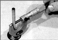 4. Проверьте износ направляющих втулок. Для этого клапан вставьте в соответствующую
