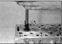 5. Нанесите на фаску седла тонкий слой притирочной пасты. Притирку выполняйте,