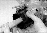 6. Вставьте поршень в сборе с шатуном в первый цилиндр. Сориентируйте поршень