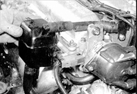 3. Ослабьте хомуты и отсоедините шланг маслоотделителя от штуцера на крышке головки