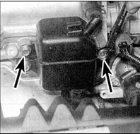 4. Отверните болты (указаны стрелками) и снимите маслоотделитель в передней части