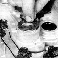 3. Установите уплотнительные кольца свечей зажигания и уплотнитель центральной