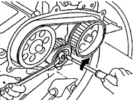 4. Ослабьте гайку натяжного ролика изогнутым накидным ключом и отожмите натяжной