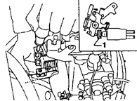 3. Вставьте маленький деревянный брусок (1), толщиной 15 мм между толкателем