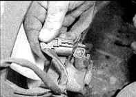 2. Отсоедините от электродвигателя разъем.