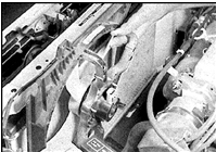 3. Отверните винты, поднимите и достаньте вентилятор в сборе с кожухом.