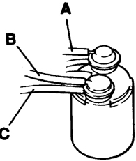 3. Бачок смонтирован в задней левой части моторного отсека.