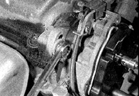 8. Отверните два болта и снимите распределитель.