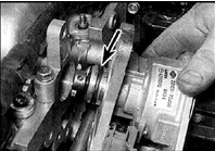 2. Вставьте распределитель, совместив шпонку на хвостовике с пазом в гнезде на