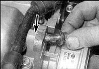 3. Совместите нанесенные метки (стрелка) и слегка подтяните болты.