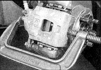 4. При необходимости вдавите поршень с помощью струбцины.