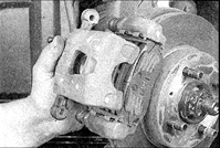 6. Снимите суппорт с диска.