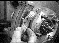 10. Снимите регулировочные прокладки.