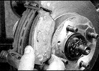 11. Снимите колодки.