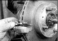 12. Снимите фиксаторы колодок.