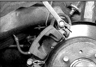 4. Выверните пальцы суппорта.