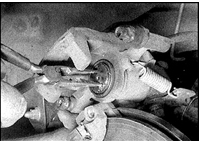 20. Если колодки будут меняться, то поршень следует утопить в цилиндр, для чего