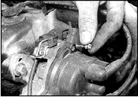 2. Отсоедините защелки, отверните винты.