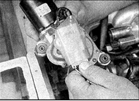 5. Отсоедините разъем электродвигателя.