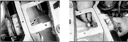 6. Отверните гайку оси электродвигателя (указана стрелкой на фото слева) и снимите