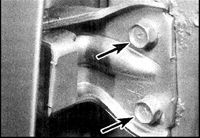 7. Поддерживая дверь, отверните болты петель и снимите дверь.