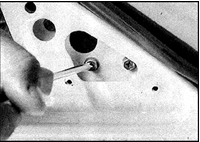 7. Отверните винты и достаньте зеркало.