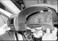 18. Осторожно отсоедините кожух от передней панели. При необходимости подайте