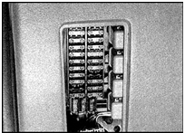 Главные предохранители расположены в колодке со стороны водителя. Для доступа