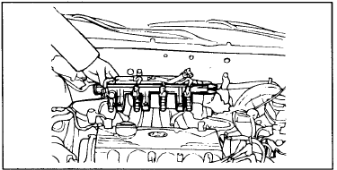 2. Установите топливный коллектор вместе с форсунками.